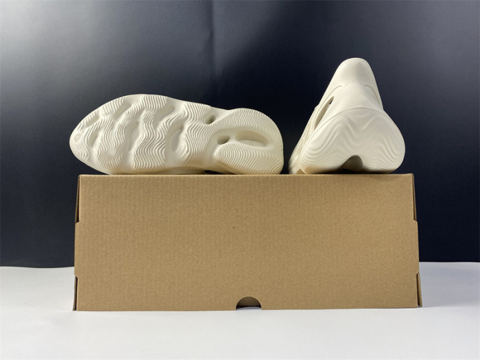 Y**zy foam rnnr ararat - g55486