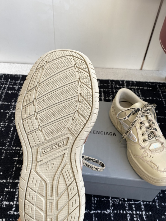 Ba1en*iaga hamptons worn-out