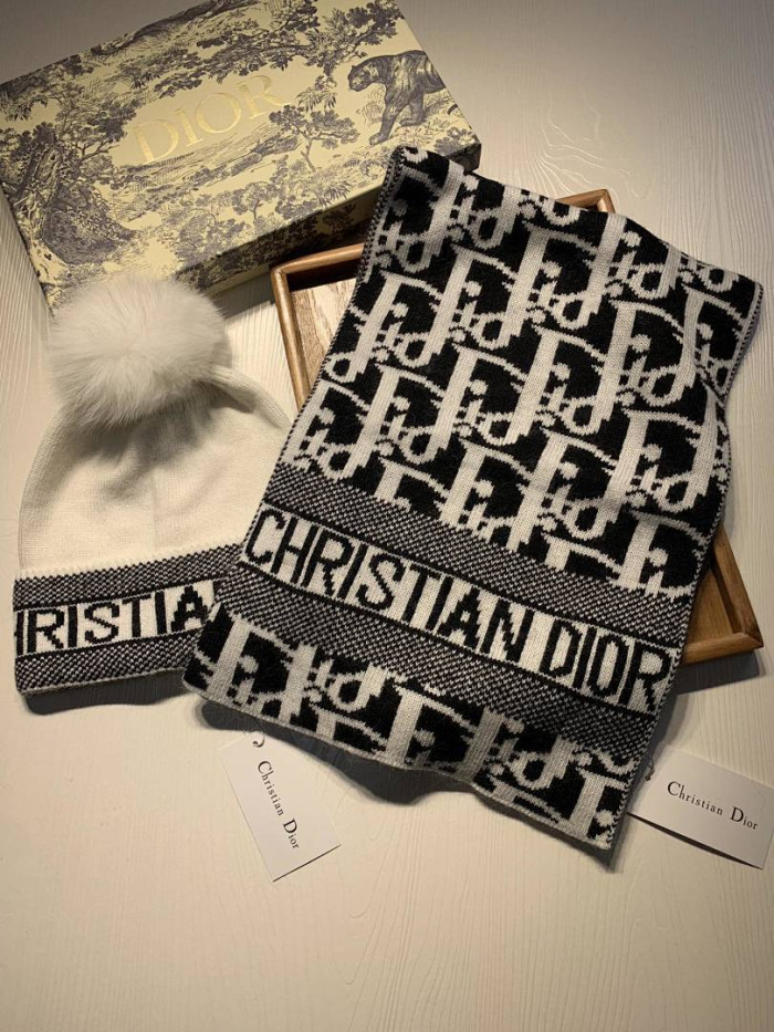 D1OR HAT AND SCARF