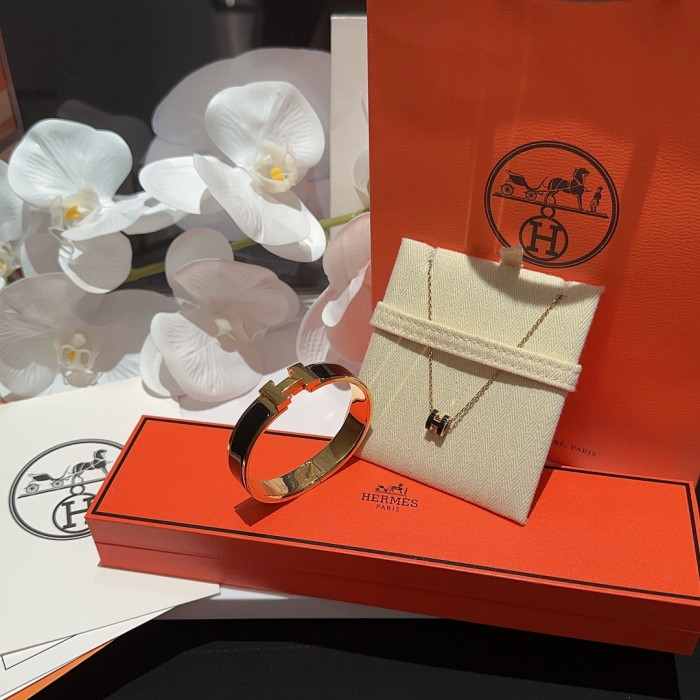 H**me5 bracelet and necklace
