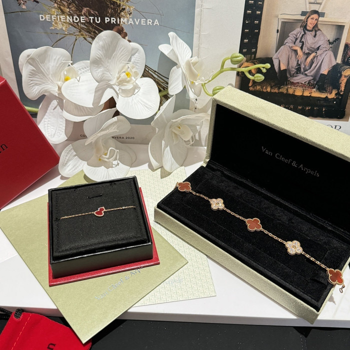 V*n Cl**f &arpels bracelets