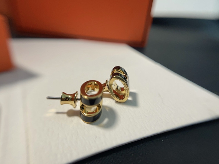 H**me5 earring and necklace