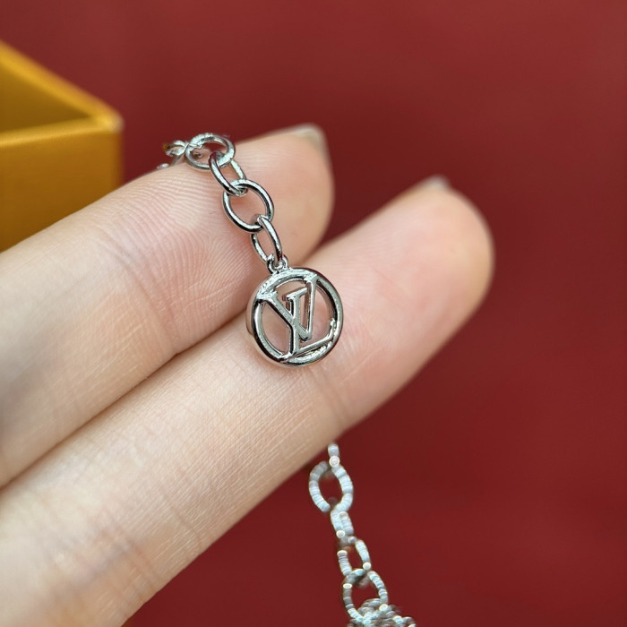 l0vis Vvtt0n necklace