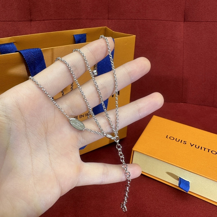 l0vis Vvtt0n necklace