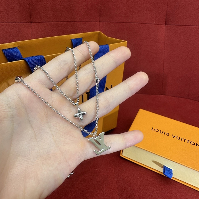 l0vis Vvtt0n necklace