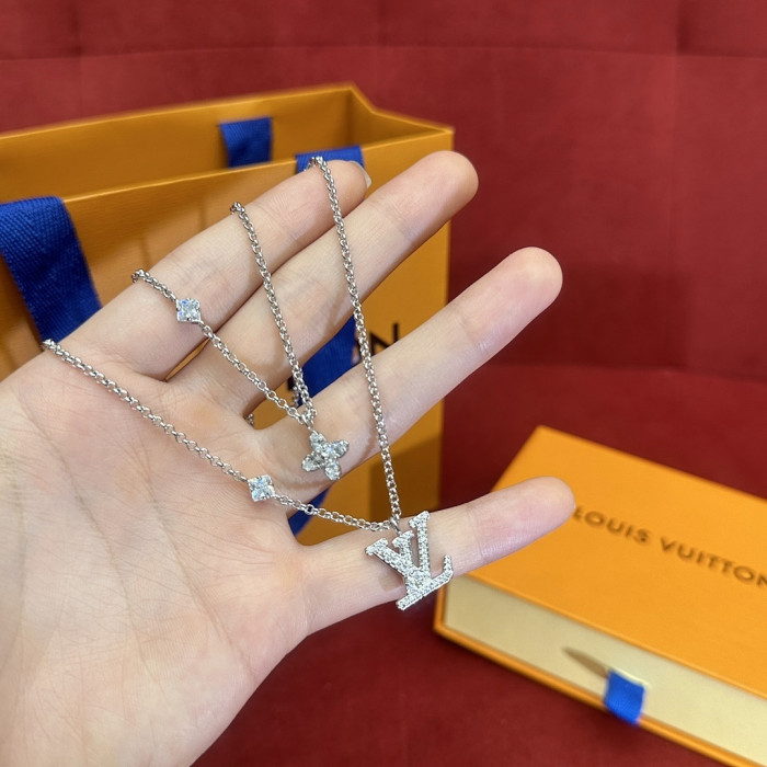 l0vis Vvtt0n necklace