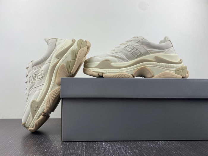 bl triple s trainers sneakers 710156 w3cu2 9798