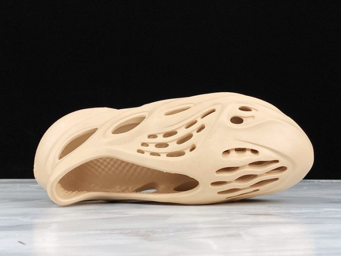 Y**zy foam runner slide apricot - tx0498