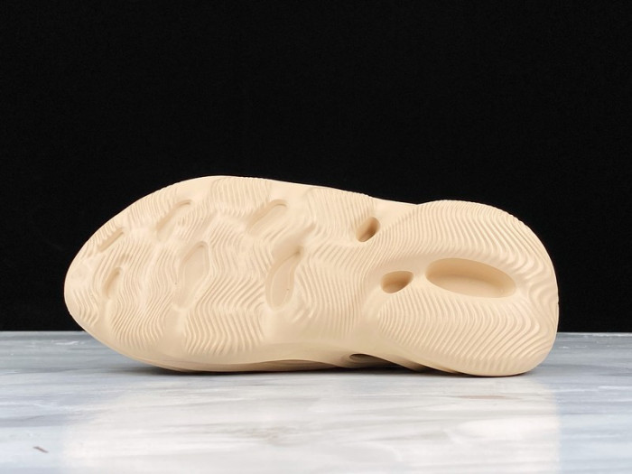 Y**zy foam runner slide apricot - tx0498