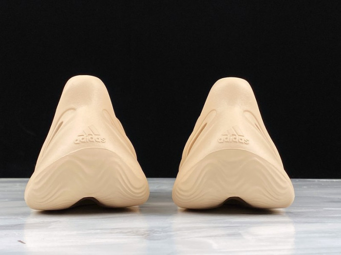 Y**zy foam runner slide apricot - tx0498