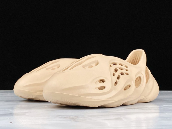 Y**zy foam runner slide apricot - tx0498