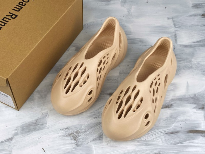 Y**zy foam runner slide apricot - tx0498