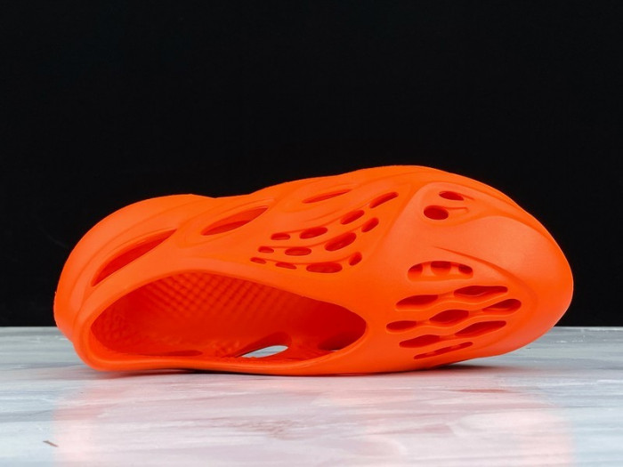 Y**zy foam runner slide - tx0497