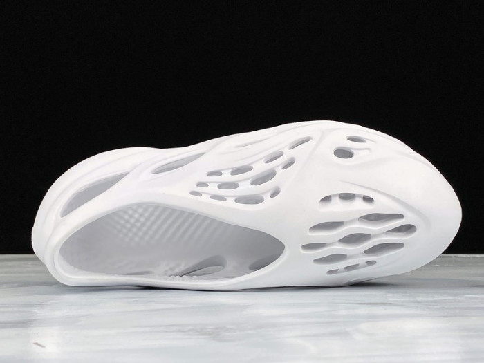 Y**zy foam runner slide white - tx0496