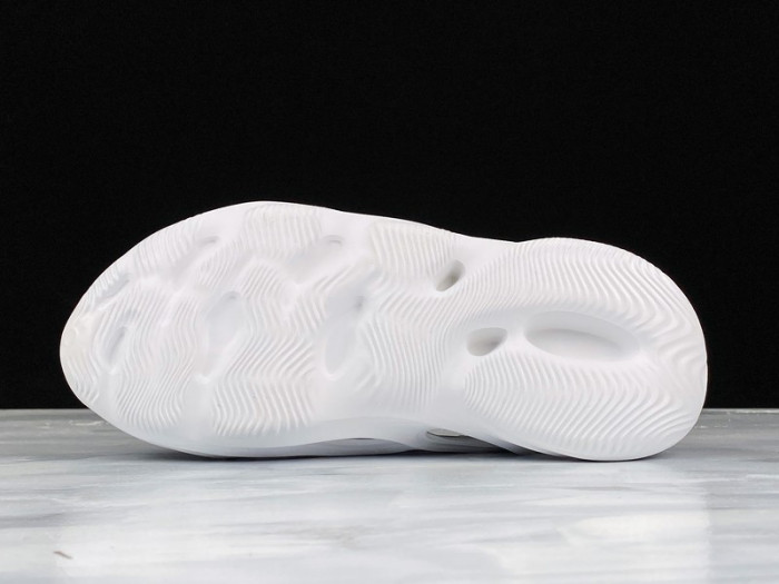 Y**zy foam runner slide white - tx0496