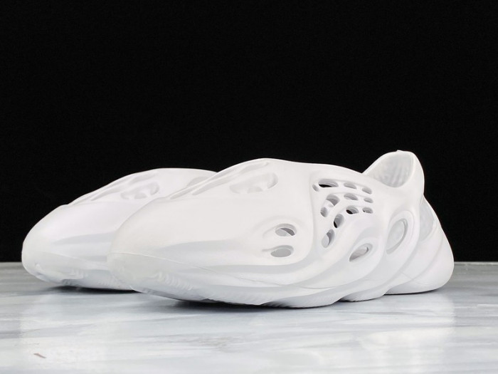 Y**zy foam runner slide white - tx0496