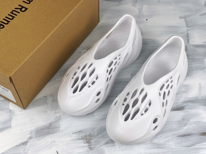 Y**zy foam runner slide white - tx0496