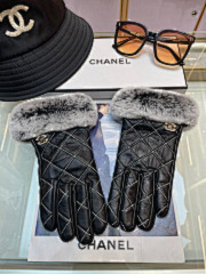 CHNEL GLOVES