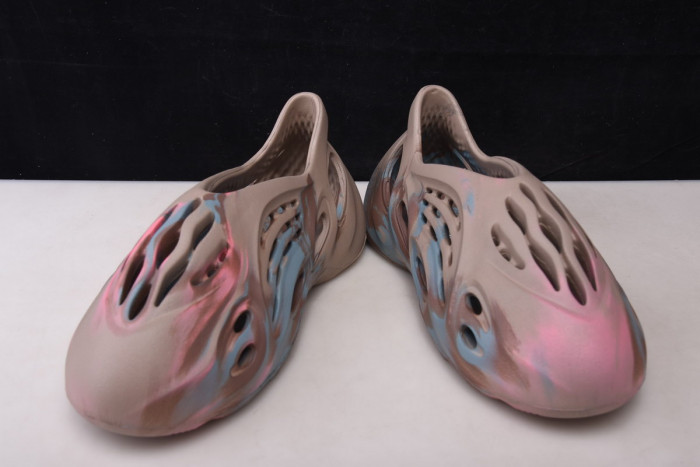 ad1d*s Y**zy foam rnnr mx sand grey gy3969