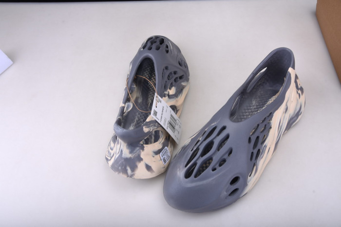 Y**zy foam runner slide white - gv7904