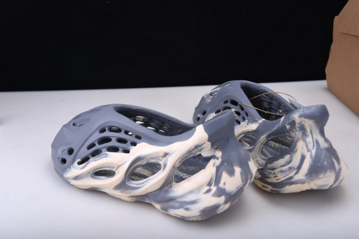 Y**zy foam runner slide white - gv7904