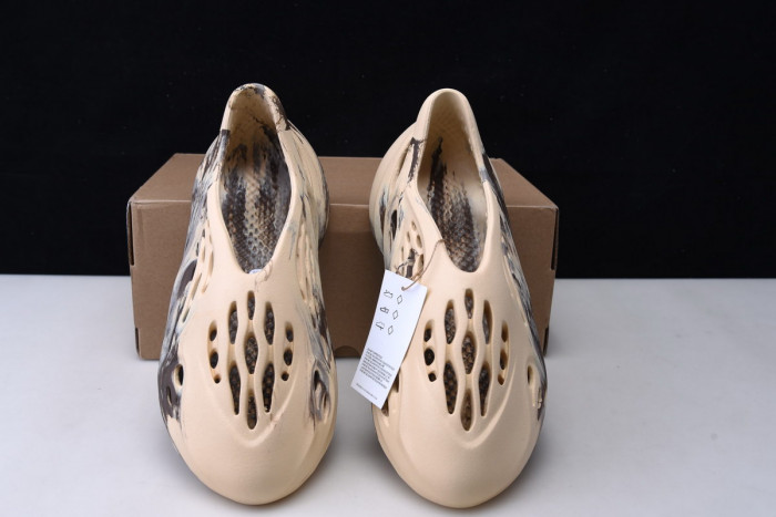 ad1d*s Y**zy foam rnnr mx cream clay - gx8774