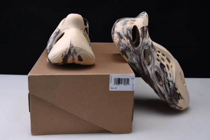 ad1d*s Y**zy foam rnnr mx cream clay - gx8774