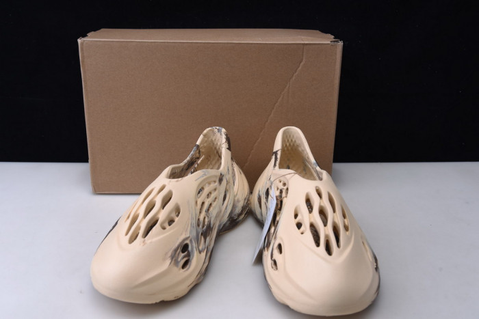 ad1d*s Y**zy foam rnnr mx cream clay - gx8774