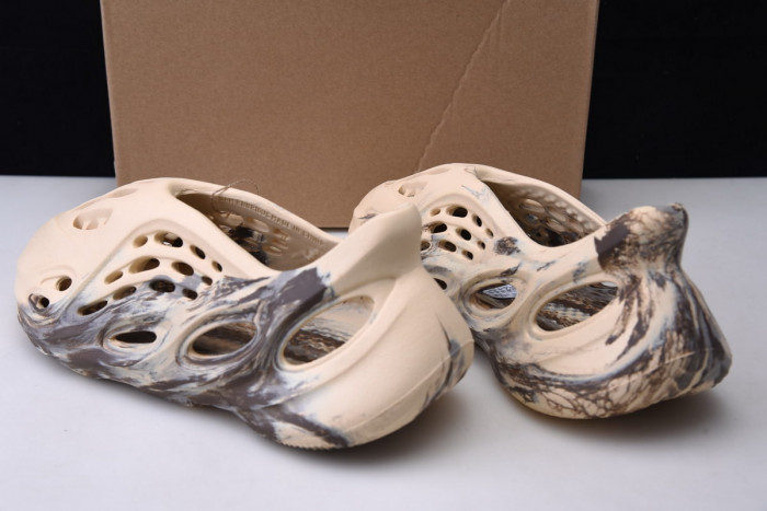 ad1d*s Y**zy foam rnnr mx cream clay - gx8774