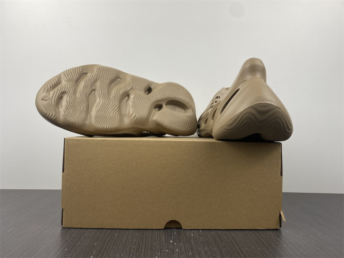 ad1d*s Y**zy foam rnnr mist gv6774