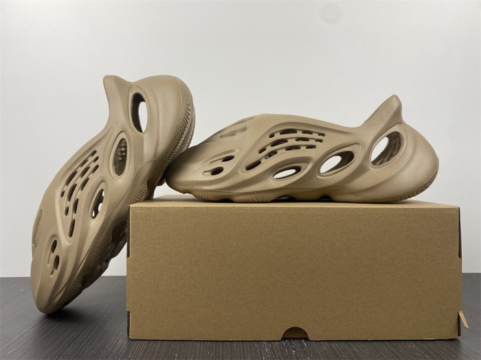 ad1d*s Y**zy foam rnnr mist gv6774