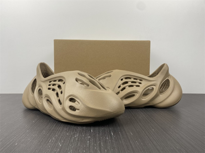 ad1d*s Y**zy foam rnnr mist gv6774