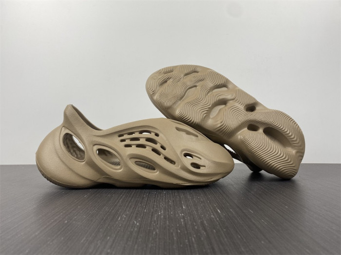 ad1d*s Y**zy foam rnnr mist gv6774