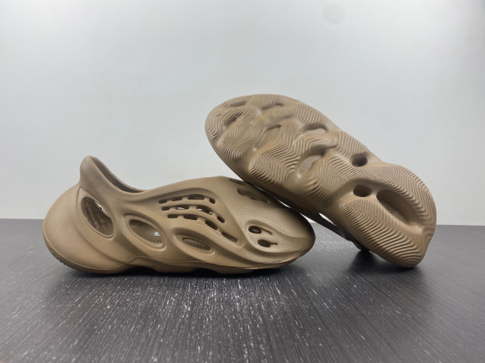 ad1d*s Y**zy foam rnr clay taupe men