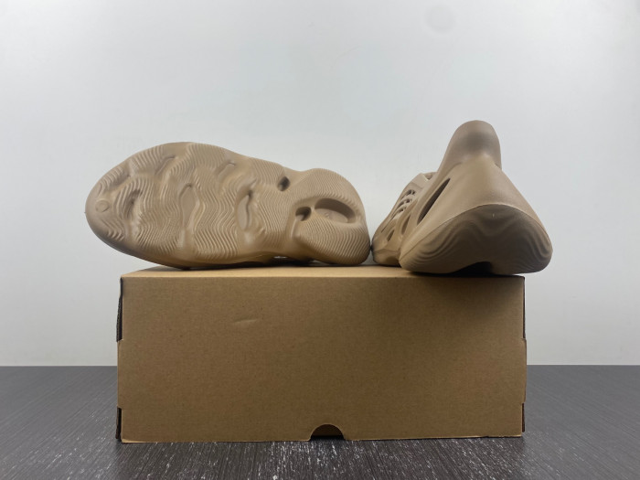 ad1d*s Y**zy foam rnr clay taupe men