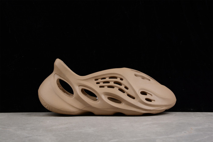 ad1d*s Y**zy foam runner 