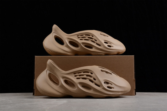 ad1d*s Y**zy foam runner 