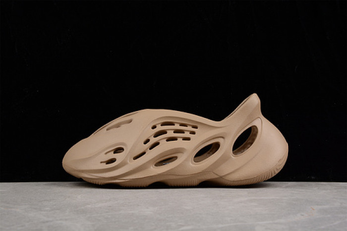 ad1d*s Y**zy foam runner 