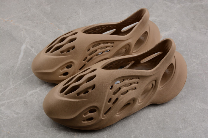 ad1d*s Y**zy foam runner 