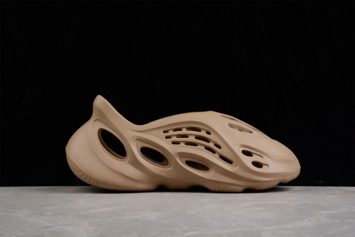 ad1d*s Y**zy foam runner 