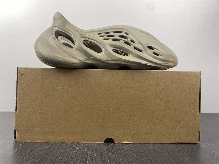 ad1d*s Y**zy foam rnnr stone sage gx4472