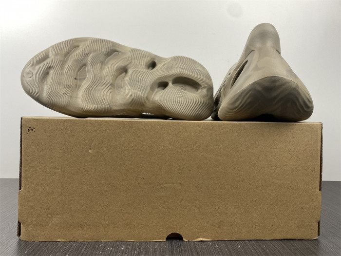 ad1d*s Y**zy foam rnnr stone sage gx4472