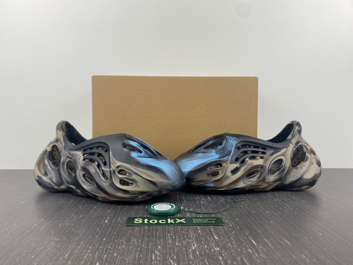 ad1d*s Y**zy foam runner ld4126