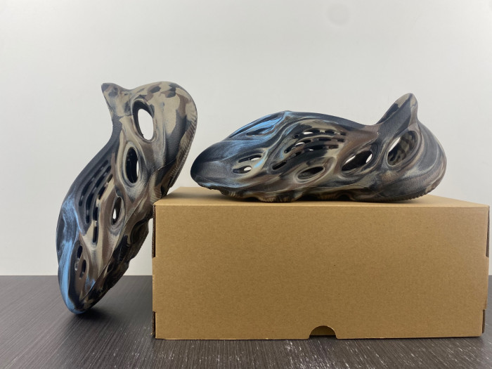 ad1d*s Y**zy foam runner ld4126