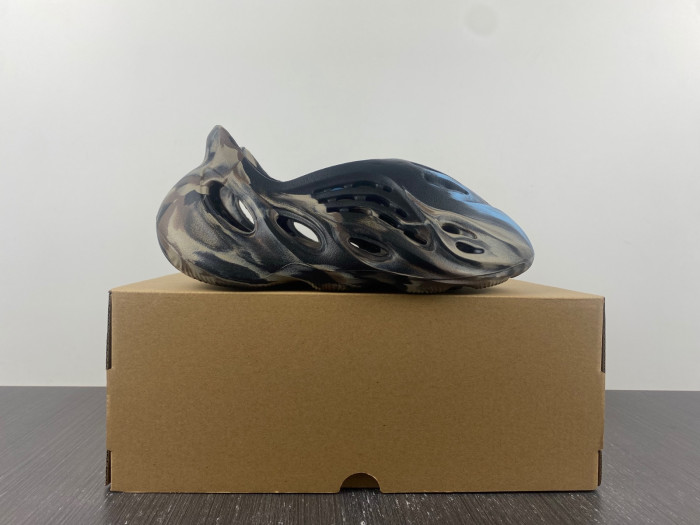 ad1d*s Y**zy foam runner ld4126