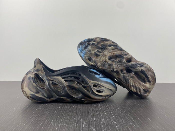 ad1d*s Y**zy foam runner ld4126