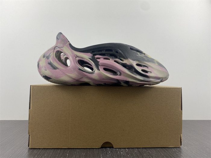 ad1d*s Y**zy foam rnr mx carbon ig9562