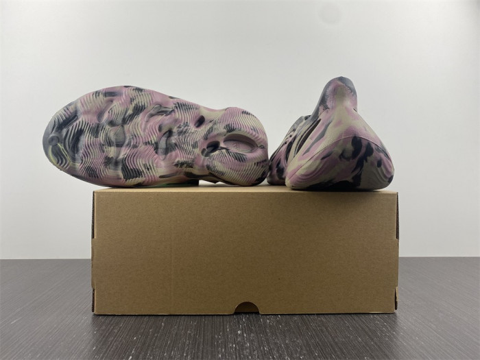 ad1d*s Y**zy foam rnr mx carbon ig9562