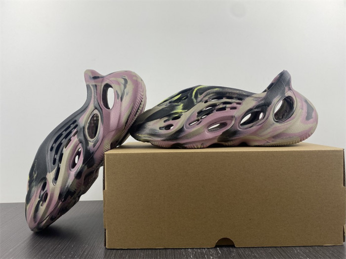 ad1d*s Y**zy foam rnr mx carbon ig9562