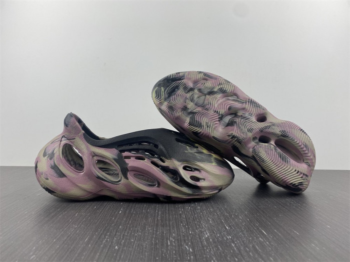 ad1d*s Y**zy foam rnr mx carbon ig9562